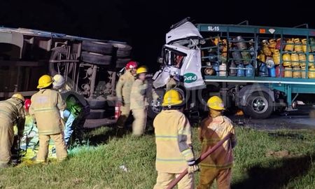 fuerte choque entre camiones en la autopista rosario-santa fe, a la altura de coronda fuerte choque entre camiones en la autopista rosario-santa fe, a la altura de coronda