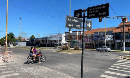 El robo ocurrió en la intersección de Avenida Galicia y Aristóbulo del Valle. El robo ocurrió en la intersección de Avenida Galicia y Aristóbulo del Valle.