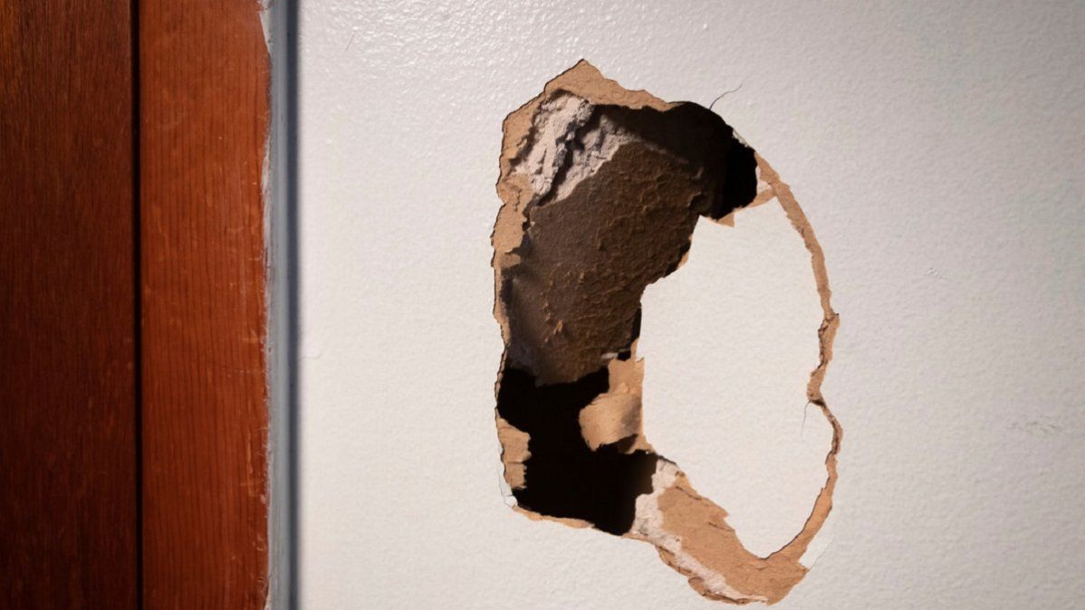 Viral: hombre encontró una muñeca y una carta detrás de la pared de su casa. &nbsp;