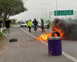 Por momentos, los cortes de tránsito en la Autopista Rosario - Santa Fe son en ambas manos.