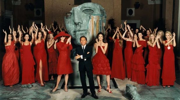 El rojo Valentino, intenso y elegante, se convirtió en la firma personal del diseñador italiano y en uno de los colores más icónicos de la historia de la moda.