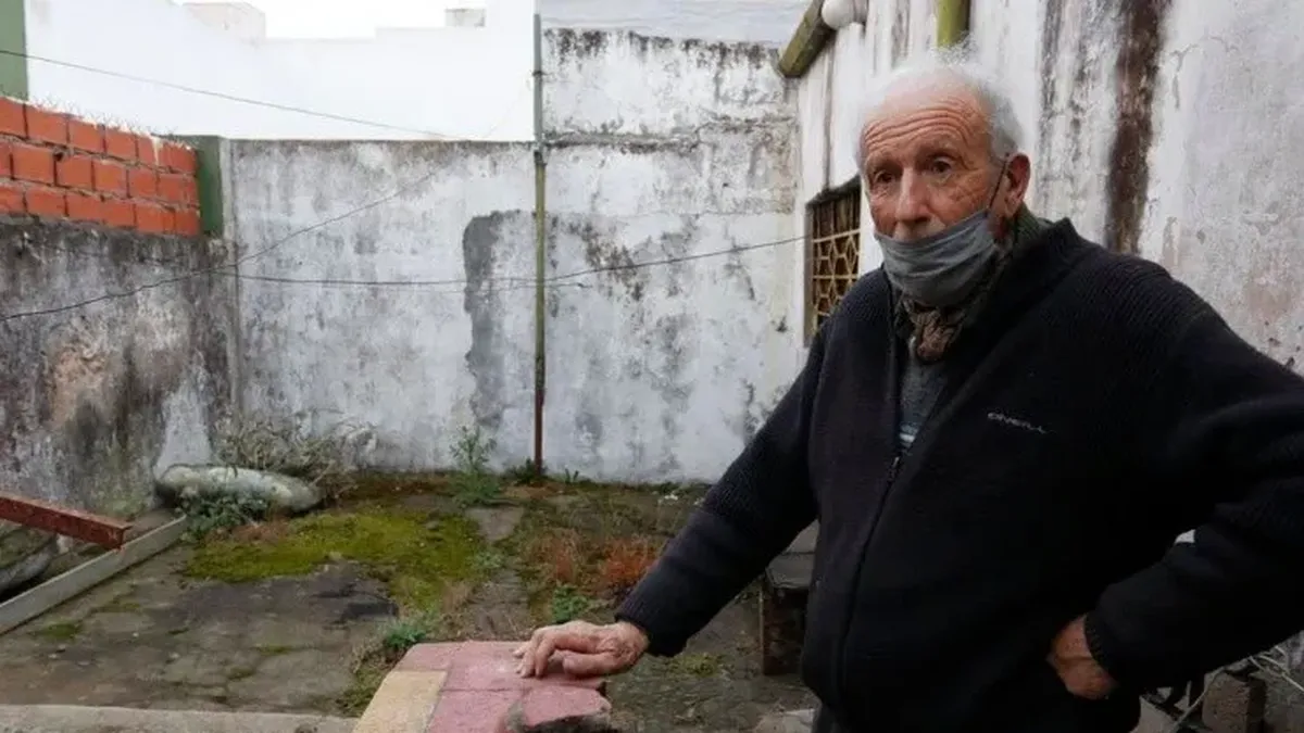 Brutal ataque a un jubilado en La Plata: un delincuente le arrancó tres dientes a los golpes y se llevó sus ahorros