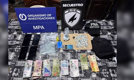 Cocaína, marihuana, armas, dinero y celulares secuestrados durante el operativo ordenado por la Justicia en el marco de la Ley de Microtráfico. Cocaína, marihuana, armas, dinero y celulares secuestrados durante el operativo ordenado por la Justicia en el marco de la Ley de Microtráfico.
