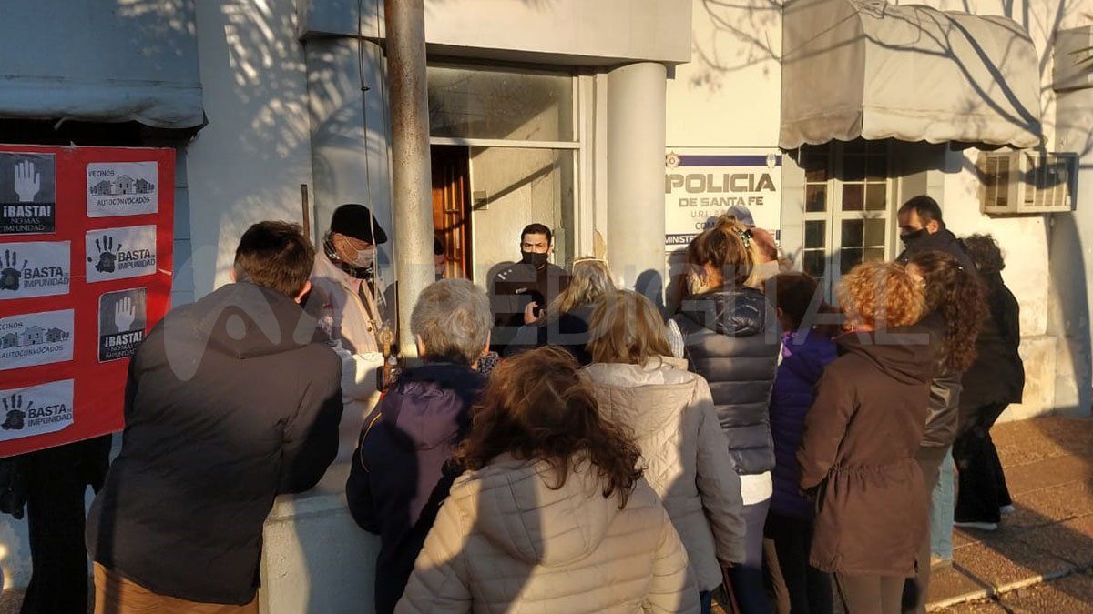 Los vecinos entregaron un petitorio a las autoridades de la comisaría 8°.