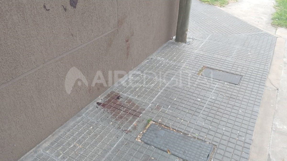Los rastros de sangre que quedaron en la vereda tras la golpiza.&nbsp;