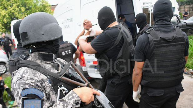 Trasladan detenidos en comisarías a cárceles tras los ataques al Heca y la sucursal bancaria.