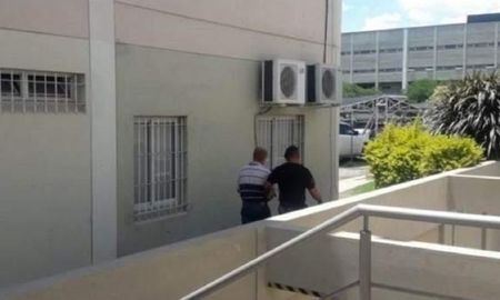El acusado es trasladado por la policía El acusado es trasladado por la policía