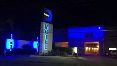 Una menor fue encontrada convulsionando en un motel junto a un hombre de 45