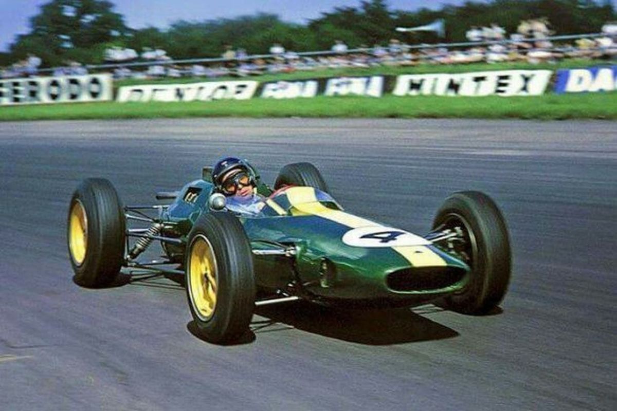 Con el revolucionario Lotus 25-Climax, el primer chasis monocasco de la historia, Clark conquistó su primer título mundial en 1963 tras ganar siete de las diez pruebas del calendario de esa temporada: se impuso en Bélgica –bajo una lluvia torrencial–, Holanda, Francia, Gran Bretaña, Italia, México y Sudáfrica. Además, Lotus se llevó su primera Copa de Constructores.