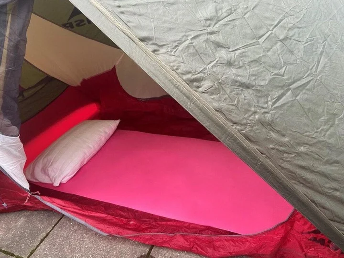 Asegura que la tienda es resistente al agua e incluye colchoneta aislante, colch&oacute;n y almohadas.
