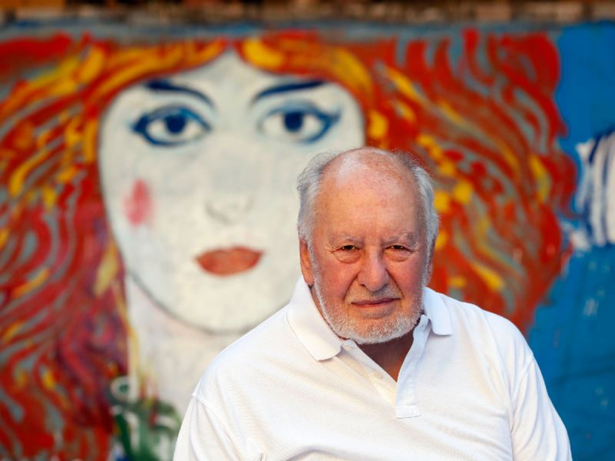 Hijo del dibujante e historietista uruguayo Raúl Roux, Guillermo nació en 1929 en el barrio porteño de Flores y descubrió el arte de ver a su papá trabajando: desde la estatura de un niño que apenas llegaba a la mesa de trabajo, deseaba poder ver más allá de la cartulina en blanco y le pedía a su papá que lo subiera a su falda para ver cómo de pronto la hoja en blanco se transformaba en una historia o en dibujo.