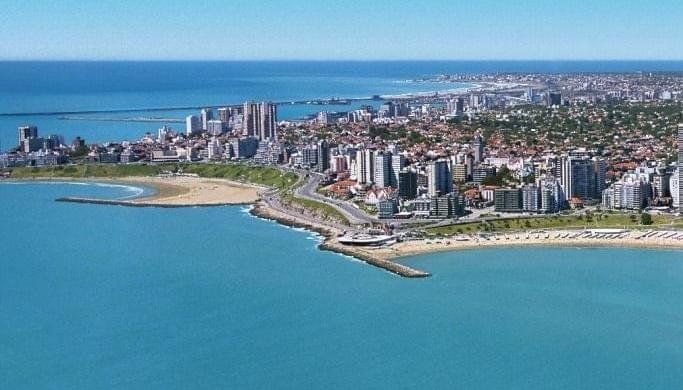 Un mar turquesa sorprendió a los turistas en Mar del Plata