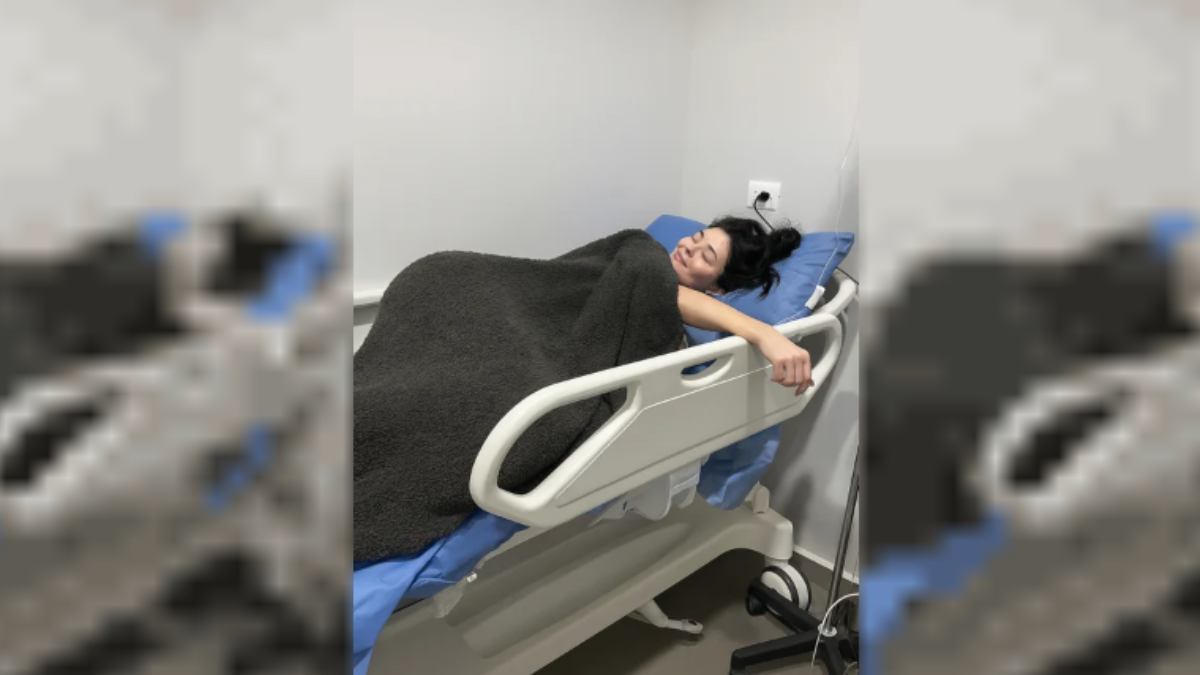 Kylie Jenner subió una foto desde la camilla del hospital.