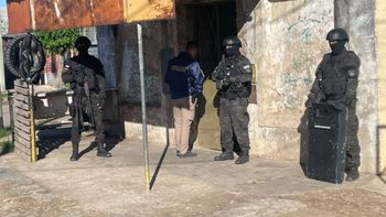 Allanaron la casa del santafesino buscado por dispararle a su pareja en Paraná