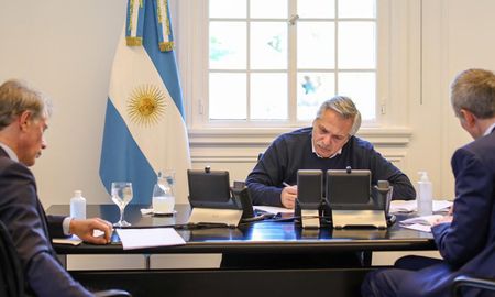 El presidente Alberto Fernández durante el diálogo por videoconferencia con su par francés, Emmanuel Macron. El presidente Alberto Fernández durante el diálogo por videoconferencia con su par francés, Emmanuel Macron.