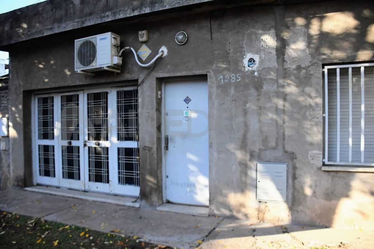 El hombre recibió al menos tres disparos cuando abrió la puerta de una casa.