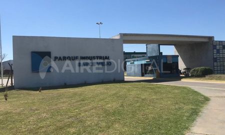 Los tres hombres ingresaron al predio en un automóvil. Dos bajaron armados mientras uno aguardaba en el vehículo. Los tres hombres ingresaron al predio en un automóvil. Dos bajaron armados mientras uno aguardaba en el vehículo.