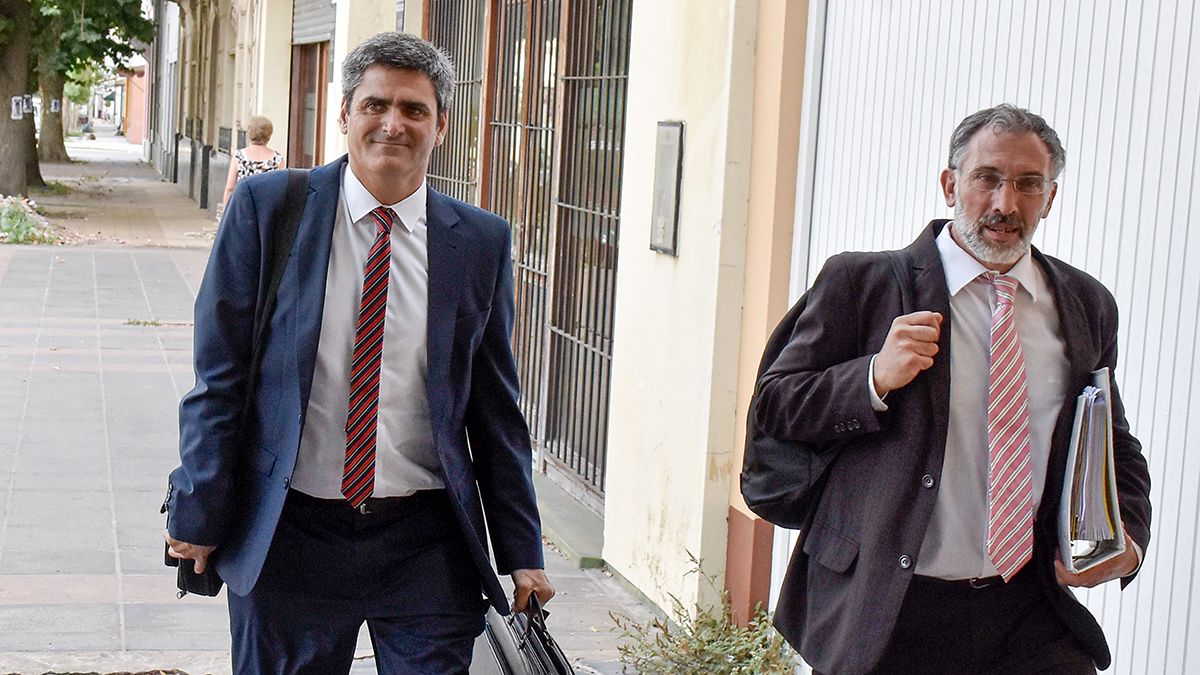 Fotografía de los fiscales Juan Manuel Dávila (izq) y Gustavo García quienes pidieron hoy investigar por presunto falso testimonio a Juan Guarino y a Thomás Colazzo