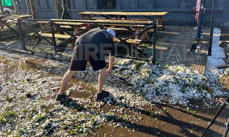 Vecinos quitan el hielo que quedó acumulado tras el temporal de Funes. Vecinos quitan el hielo que quedó acumulado tras el temporal de Funes.