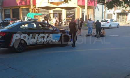 Una joven a bordo de una moto se llevó la peor parte en un accidente de tránsito, en una zona recurrente de choques en barrio Los Hornos. Una joven a bordo de una moto se llevó la peor parte en un accidente de tránsito, en una zona recurrente de choques en barrio Los Hornos.