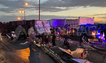 Volcó un camión con pollos en la Circunvalación y la gente se llevó la carga. Volcó un camión con pollos en la Circunvalación y la gente se llevó la carga.