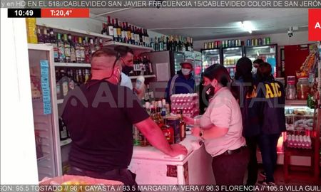 Luego de reiteradas denuncias y clausuras, el quiosco de barrio Las FLores que originaba disturbios fue allanado y clausurado definitvamente hasta que se presenten las habilitaciones correspondientes. Luego de reiteradas denuncias y clausuras, el quiosco de barrio Las FLores que originaba disturbios fue allanado y clausurado definitvamente hasta que se presenten las habilitaciones correspondientes.