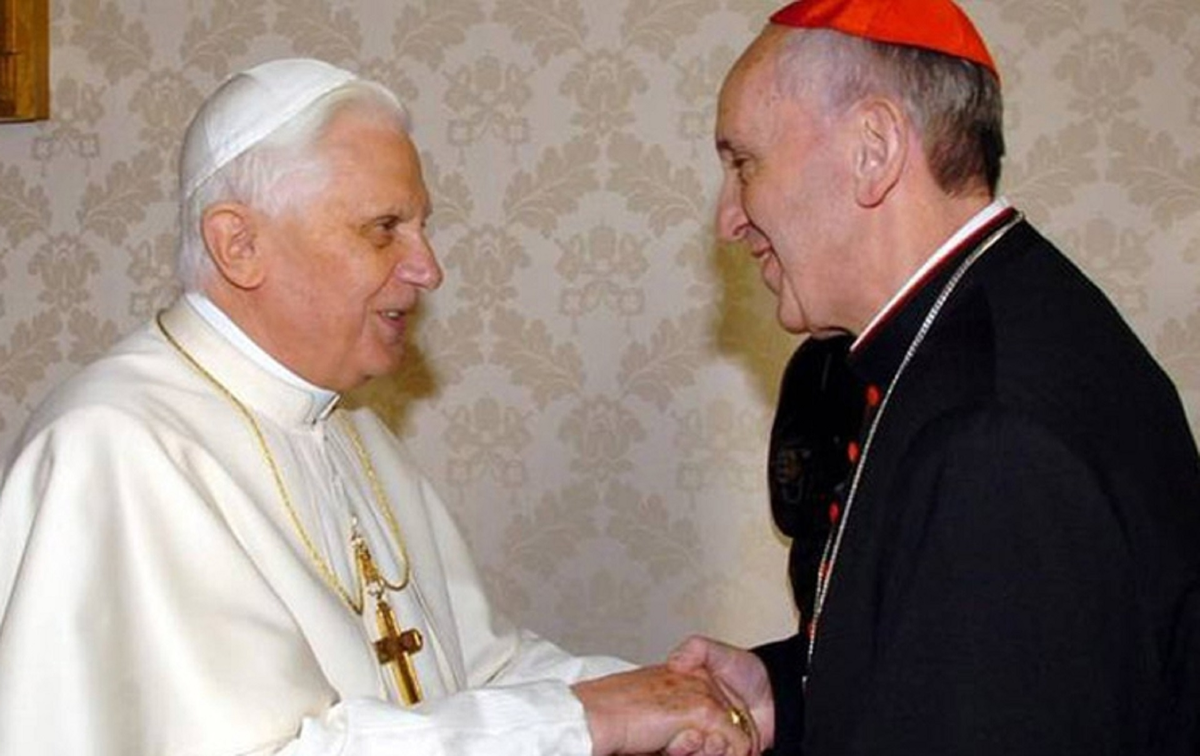 El por entonces arzobispo de Buenos Aires, Jorge Bergoglio, junto al Papa Benedicto XVI