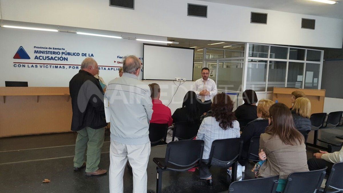 El fiscal Omar De Pedro, en uno de los encuentros informativos sostenidos con los damnificados