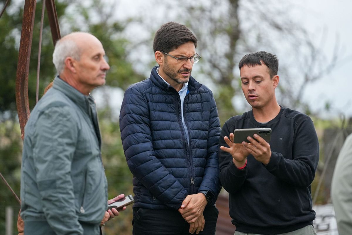 Maximiliano Pullaro visitó establecimientos productivos afectados por el temporal el el departamento Belgrano.