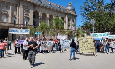 Este jueves frente a la Casa de Gobierno reclamaron la libertad para el médico Miguel Marchisio. Este jueves frente a la Casa de Gobierno reclamaron la libertad para el médico Miguel Marchisio.