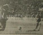 El cuarto gol de Unión aquella noche, en la que fue un vendaval futbolístico. El Turco Alí supera a Landaburu. Foto: Rollo 932, Hemeroteca Digital de la Provincia de Santa Fe. El cuarto gol de Unión aquella noche, en la que fue un vendaval futbolístico. El Turco Alí supera a Landaburu. Foto: Rollo 932, Hemeroteca Digital de la Provincia de Santa Fe.