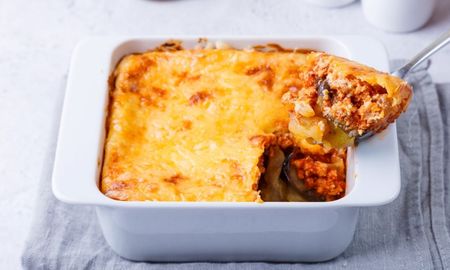 La musaka lleva berenjenas, carne y salsa bechamel. La musaka lleva berenjenas, carne y salsa bechamel.
