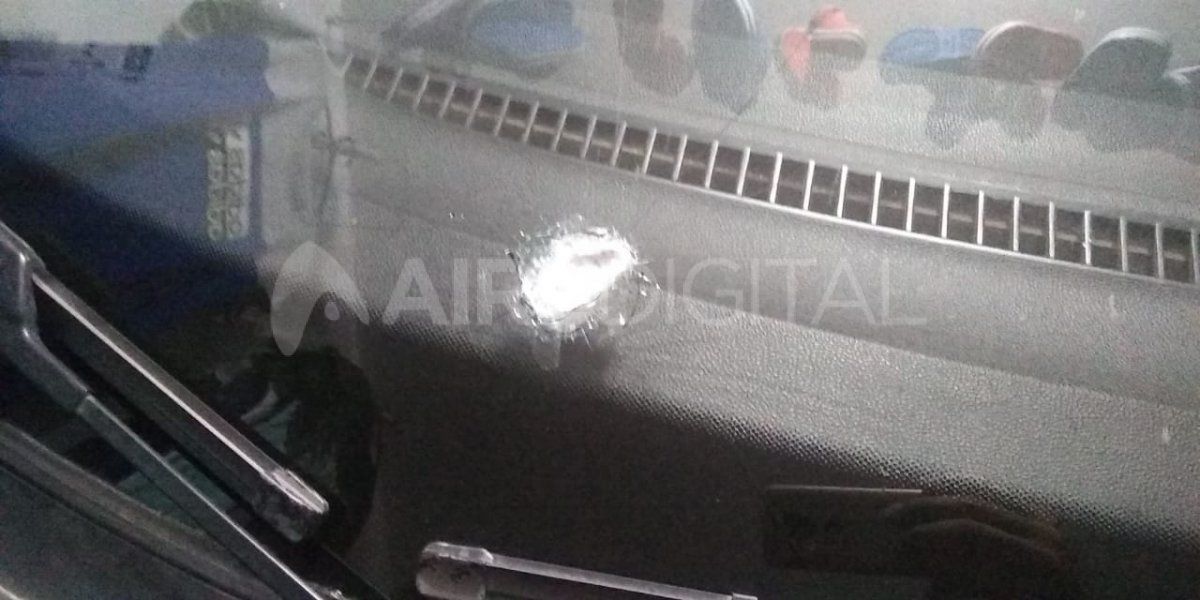 Así quedó el parabrisas. Hace 15 días les ocurrió una situación similar. Un piedrazo les dañó parte del automóvil