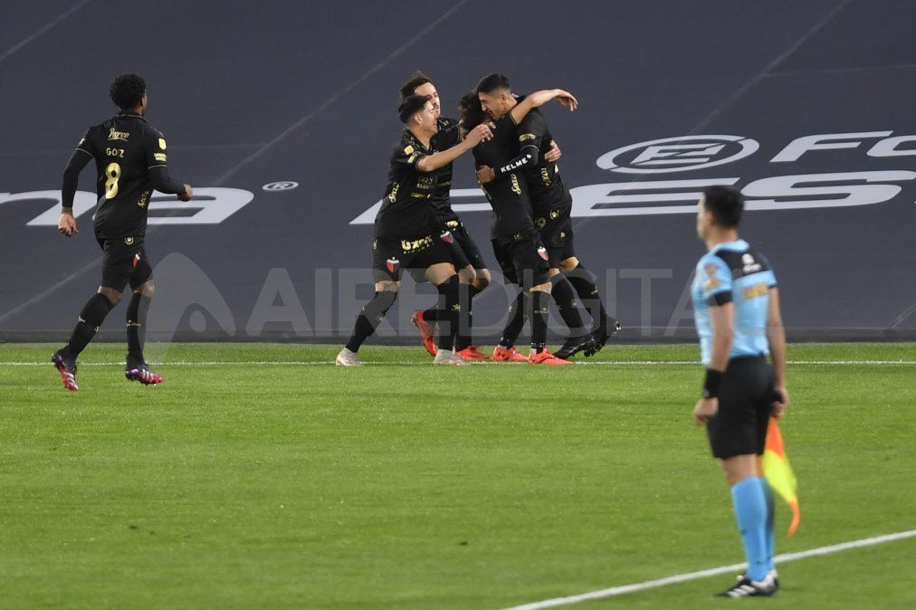 Colón enfrenta a River por la primera fecha del Torneo de la Liga Profesional. El encuentro comenzará a las 18 y será transmitido por Aire de Santa Fe.