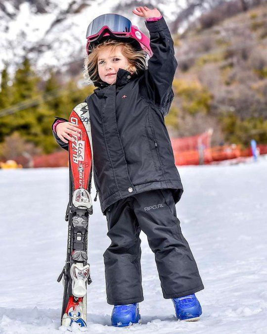 La nena marca tendencia en la nieve.
