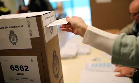 Si se toma como base el padrón electoral de 2019 -32.064.323 votantes habilitados- y se tiene en cuenta que se trata de dos elecciones -las PASO y las generales-, cada uno de los comicios costará poco más de 535 pesos por votante. Si se toma como base el padrón electoral de 2019 -32.064.323 votantes habilitados- y se tiene en cuenta que se trata de dos elecciones -las PASO y las generales-, cada uno de los comicios costará poco más de 535 pesos por votante.