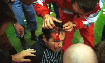 Asistentes de ambos clubes asisten a Barrientos, claramente herido por el impacto del proyectil. Gentileza: @museotatengue Asistentes de ambos clubes asisten a Barrientos, claramente herido por el impacto del proyectil. Gentileza: @museotatengue