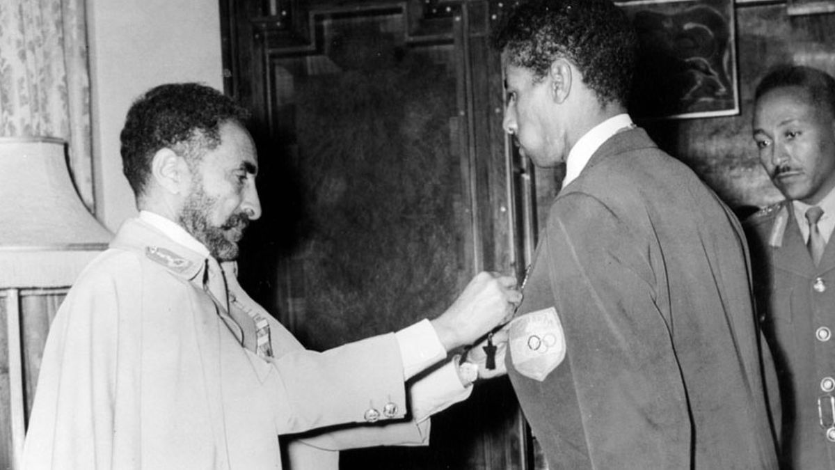 Bikila tuvo un recibimiento de héroe cuando regresó a su país tras su histórica conquista en Roma y, el emperador Haile Selassie, le otorgó la Estrella de Etiopía (foto) y lo ascendió al rango de asiraleqa (cabo) de la Guardia Imperial. Bikila tuvo un recibimiento de héroe cuando regresó a su país tras su histórica conquista en Roma y, el emperador Haile Selassie, le otorgó la Estrella de Etiopía (foto) y lo ascendió al rango de asiraleqa (cabo) de la Guardia Imperial.