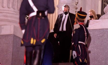 Con profundo pesar supe de la muerte de Carlos Saúl Menem. Siempre elegido en democracia, fue gobernador de La Rioja, Presidente de la Nación y Senador Nacional. En dictadura fue perseguido y encarcelado. Vaya todo mi cariño a Zulema, a Zulemita y a todos los que hoy lo lloran, expresó Fernández en Twitter. Con profundo pesar supe de la muerte de Carlos Saúl Menem. Siempre elegido en democracia, fue gobernador de La Rioja, Presidente de la Nación y Senador Nacional. En dictadura fue perseguido y encarcelado. Vaya todo mi cariño a Zulema, a Zulemita y a todos los que hoy lo lloran, expresó Fernández en Twitter.