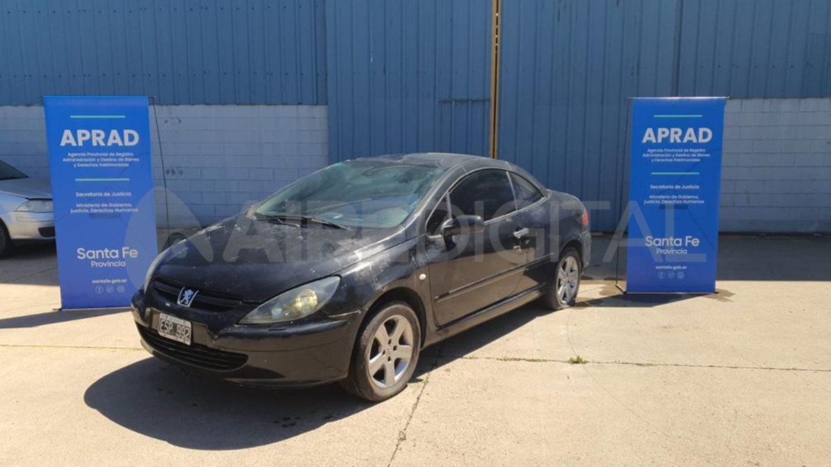 Uno de los autos Peugeot que la Provincia secuestró en hechos delictivos y que se subastará el 27 de octubre.