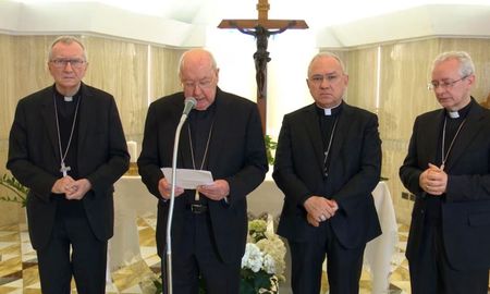 La comunicación del deceso el Sumo Pontífice estuvo a cargo del cardenal irlandés Kevin Joseph Farrell, Camarlengo de la Santa Sede. La comunicación del deceso el Sumo Pontífice estuvo a cargo del cardenal irlandés Kevin Joseph Farrell, Camarlengo de la Santa Sede.