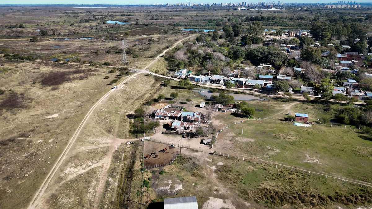 Así se ven los terraplenes de defensa contra inundaciones en la zona de La Guardia, entre la ruta nacional 168 y la ruta provincial 1. Así se ven los terraplenes de defensa contra inundaciones en la zona de La Guardia, entre la ruta nacional 168 y la ruta provincial 1.