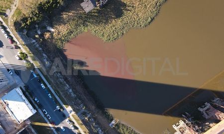 La mancha de agua roja es claramente visible en un sector del Dique 2. La mancha de agua roja es claramente visible en un sector del Dique 2.