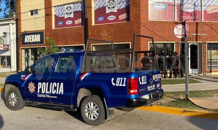 Uno de los allanamientos tuvieron lugar en un almacén de ruta provincial 1. Uno de los allanamientos tuvieron lugar en un almacén de ruta provincial 1.