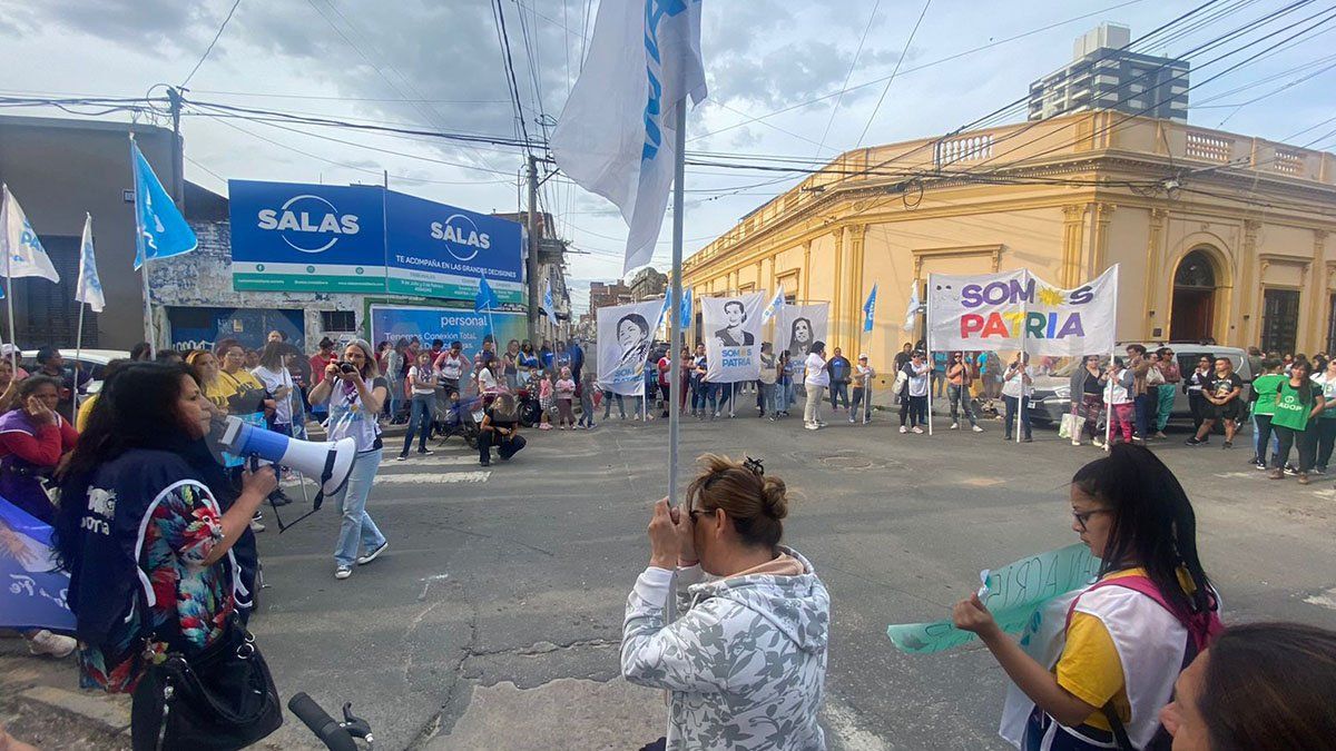 En la intersección de las calles 9 de julio y Monseñor Zaspe, las mujeres militantes expresaron su apoyo y solidaridad para con la expresidenta, y manifestaron duras críticas hacia el Poder Judicial.