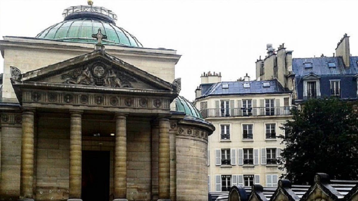 La Capilla Expiatoria fue mandada construir en 1814 por Luis XVII en memoria de su hermano Luis XVI y la esposa de éste