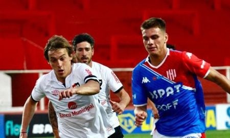 Con gol de Fontanini, Unión cayó por 1 a 0 ante Newells Old Boys en el primer amistoso disputado en el Estadio 15 de Abril. Con gol de Fontanini, Unión cayó por 1 a 0 ante Newells Old Boys en el primer amistoso disputado en el Estadio 15 de Abril.
