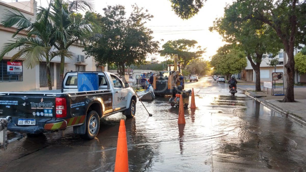 Se inundó completamente la calle Domingo Silva al 1600. 