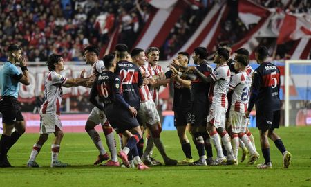 A Ferreyra que anuló el gol de Gamba, se le terminó yendo de las manos el partido con la expulsión a Fragapane, que tuvo una durísima entrada sobre Martínez. A Ferreyra que anuló el gol de Gamba, se le terminó yendo de las manos el partido con la expulsión a Fragapane, que tuvo una durísima entrada sobre Martínez.