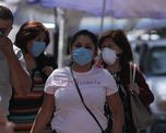 Ciudadanos mexicanos caminan con barbijos para protegerse del coronavirus. Ciudadanos mexicanos caminan con barbijos para protegerse del coronavirus.